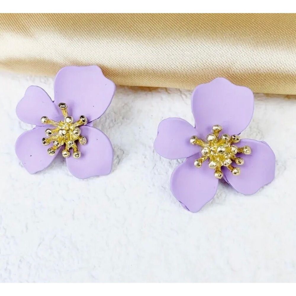💜 Betsey Johnson Violet flower earrings 💜 - Picture 2 of 4